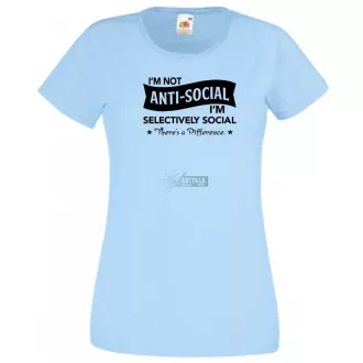   I am not antisocial..., nem antiszociális vagyok... női rövid ujjú póló