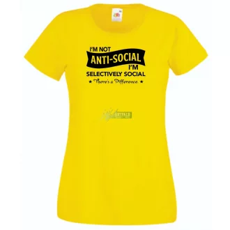   I am not antisocial..., nem antiszociális vagyok... női rövid ujjú póló