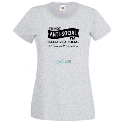 I am not antisocial..., nem antiszociális vagyok... női rövid ujjú póló
