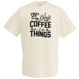 Először kávét iszom majd dolgozom férfi rövid ujjú póló