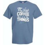 Először kávét iszom majd dolgozom férfi rövid ujjú póló