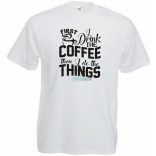 Először kávét iszom majd dolgozom férfi rövid ujjú póló