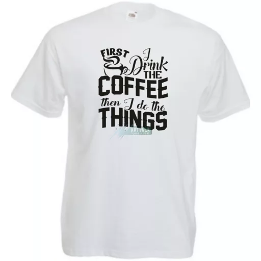 Először kávét iszom majd dolgozom férfi rövid ujjú póló