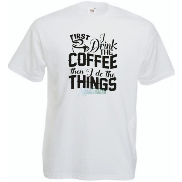Először kávét iszom majd dolgozom férfi rövid ujjú póló