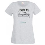 Bízz bennem, szinte orvos vagyok női rövid ujjú póló