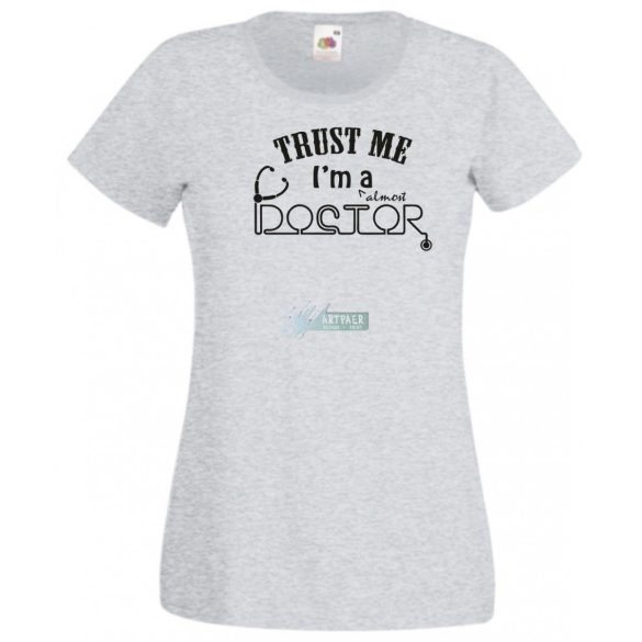 Bízz bennem, szinte orvos vagyok női rövid ujjú póló