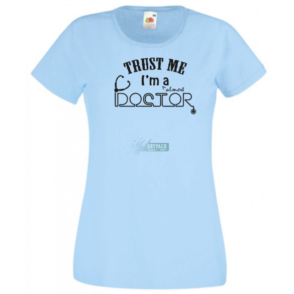 Bízz bennem, szinte orvos vagyok női rövid ujjú póló