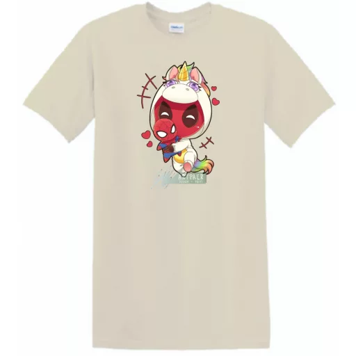 Humor - Kicsi Hősök - Deadpool Unikornis jelmezben pókember babával férfi rövid ujjú póló