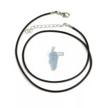 Fonott bőr nyaklánc akvamarin ásvány medállal