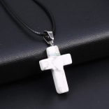 Fonott bőr nyaklánc kereszt alakú howlit ásvány medállal