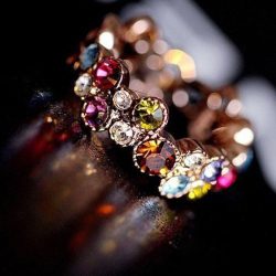   Színes üvegkristályokkal díszített, csipkézett aranyozott gyűrű