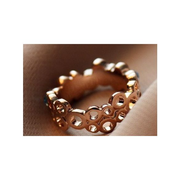 Színes üvegkristályokkal díszített, csipkézett aranyozott gyűrű