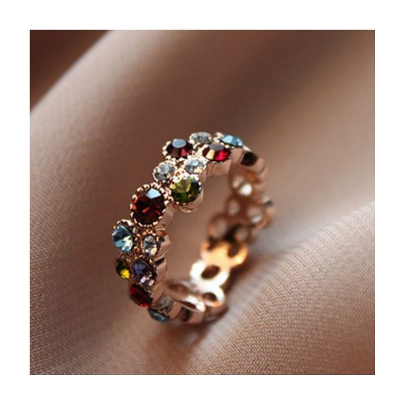 Színes üvegkristályokkal díszített, csipkézett aranyozott gyűrű