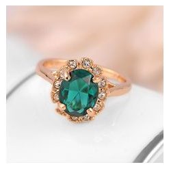   Rózsaaranyozott gyűrű, nagy alakú csiszolt zöld kővel és apró cirkóniummal körülötte