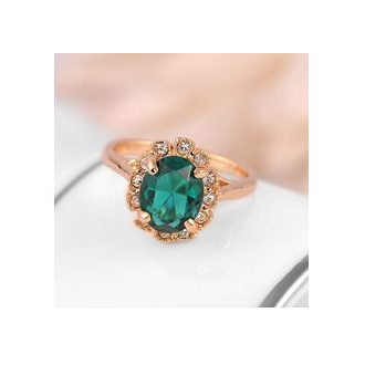   Rózsaaranyozott gyűrű, nagy alakú csiszolt zöld kővel és apró cirkóniummal körülötte