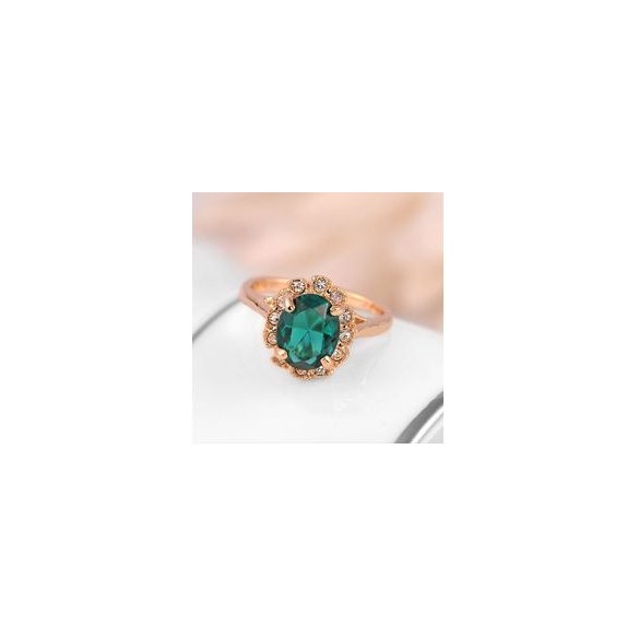 Rózsaaranyozott gyűrű, nagy alakú csiszolt zöld kővel és apró cirkóniummal körülötte