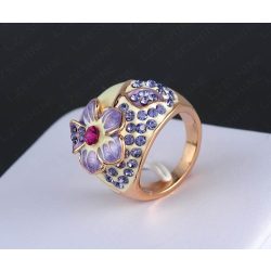   Aranyozott gyűrű, krémszínű és halványlila díszítéssel középen egy magenta üvegkristállyal - feltűnő jelenség