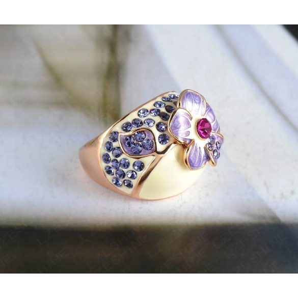 Aranyozott gyűrű, krémszínű és halványlila díszítéssel középen egy magenta üvegkristállyal - feltűnő jelenség