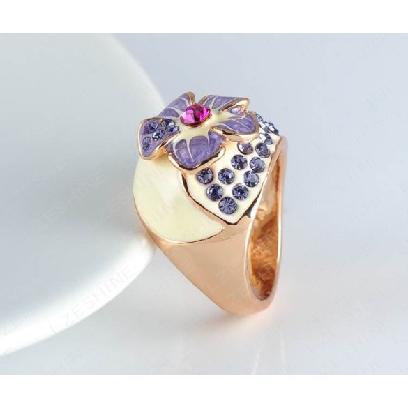 Aranyozott gyűrű, krémszínű és halványlila díszítéssel középen egy magenta üvegkristállyal - feltűnő jelenség