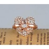 Rózsaaranyozott szív forma masnival átkötve mintás gyűrű cirkónium Austria kristály