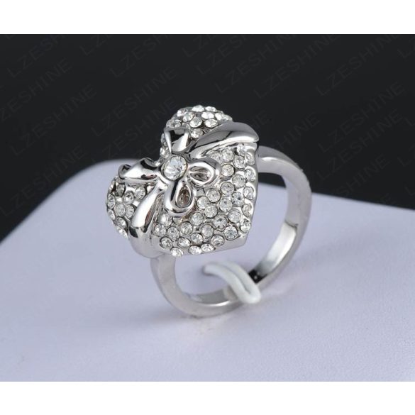 Fehéraranyozott szív forma masnival átkötve mintás gyűrű cirkónium Austria kristály