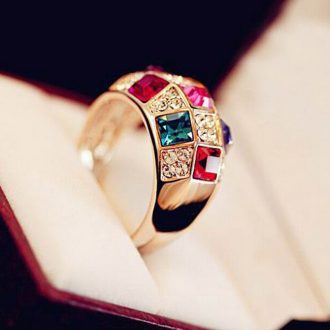   Aranyozott, színes kristályokkal, feltűnő, party gyűrű 