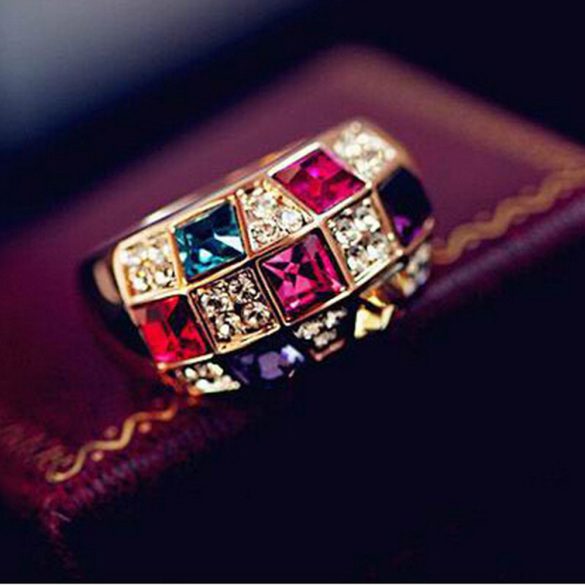 Aranyozott, színes kristályokkal, feltűnő, party gyűrű 