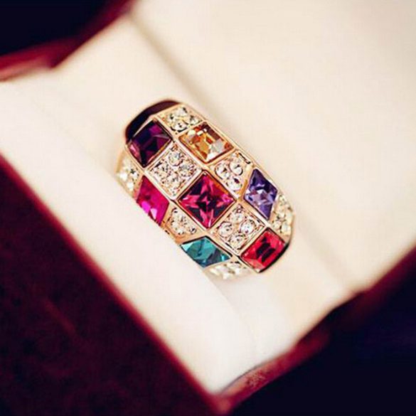 Aranyozott, színes kristályokkal, feltűnő, party gyűrű 