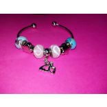 Merev karkötő rózsaszín és kék porcelán gömb charmmal, pillangó mintával