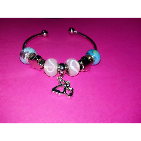 Merev karkötő rózsaszín és kék porcelán gömb charmmal, pillangó mintával