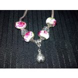 Porcelán és fém szív forma charm karkötő