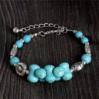   Csontocska és gömb alakú türkiz karkötő antik ezüst kiegészítőkkel