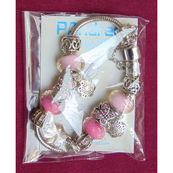 Rózsaszín virágos és pillangós charm Pandora stílusú karkötő