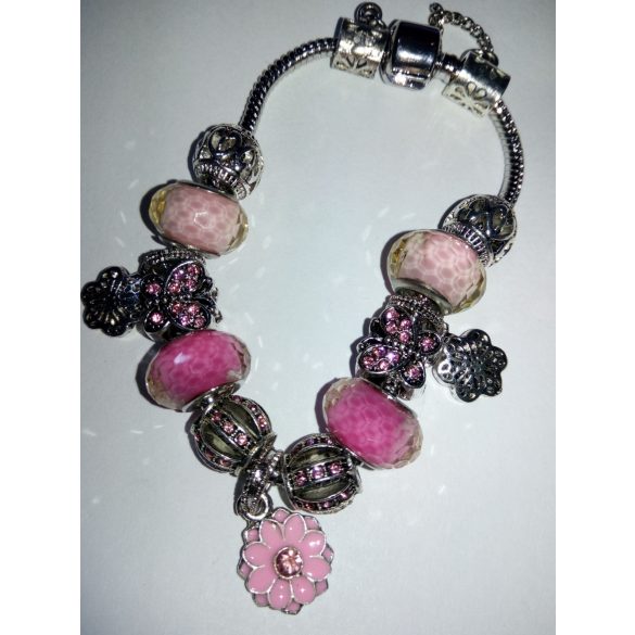 Rózsaszín virágos és pillangós charm Pandora stílusú karkötő