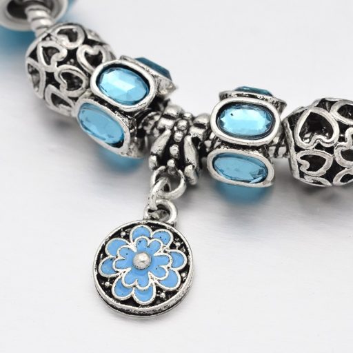 Égkék színű üveg és fém charm - Pandora stílusú karkötő