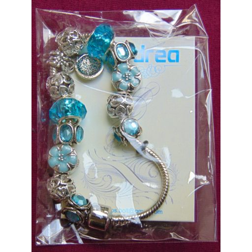 Égkék színű üveg és fém charm - Pandora stílusú karkötő