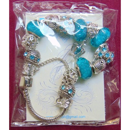 Türkiz színű charm és koronával díszített Pandora stílusú karkötő