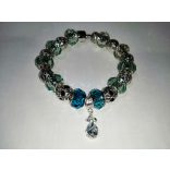 Ezüst színű, tengerszín üvegkristály (kék és halvány zöld), fém charm Pandora stílusú karkötő