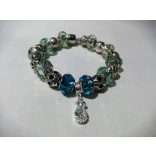 Ezüst színű, tengerszín üvegkristály (kék és halvány zöld), fém charm Pandora stílusú karkötő