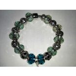 Ezüst színű, tengerszín üvegkristály (kék és halvány zöld), fém charm Pandora stílusú karkötő