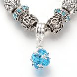 Ezüstözött égkék kristályos üveg és fém charm Pandora stílusú karkötő