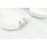 Modern flóra, virágforma aranyozott CZ kristállyal fülbevaló (1 pár)