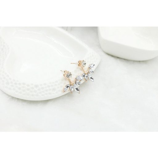 Modern flóra, virágforma aranyozott CZ kristállyal fülbevaló (1 pár)