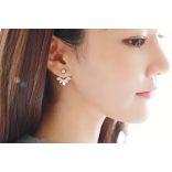 Modern flóra, virágforma aranyozott CZ kristállyal fülbevaló (1 pár)