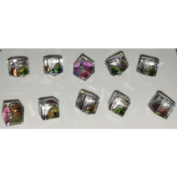 Több színben játszó kocka kristály fülbevaló (1 pár)