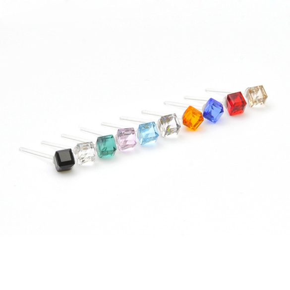 Több színben játszó kocka kristály fülbevaló (1 pár)