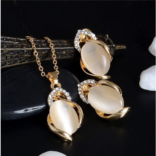 Absztrakt mintás nyaklánc és fülbevaló apró kristályokkal és holdkővel díszítve