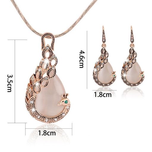 Rózsa aranyozott, antikolt, nyaklánc, opál és ausztria kristály páva medállal és fülbevalókkal - szett