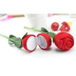 Díszdoboz rózsaszál alakú - bizsukhoz, ékszerekhez piros-zöld színben