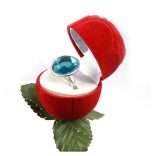 Díszdoboz rózsaszál alakú - bizsukhoz, ékszerekhez piros-zöld színben